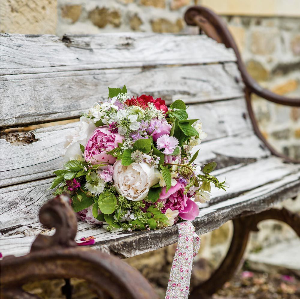 Le bouquet de la mariée posé sur un vieux banc de ce somptueux domaine Normand.