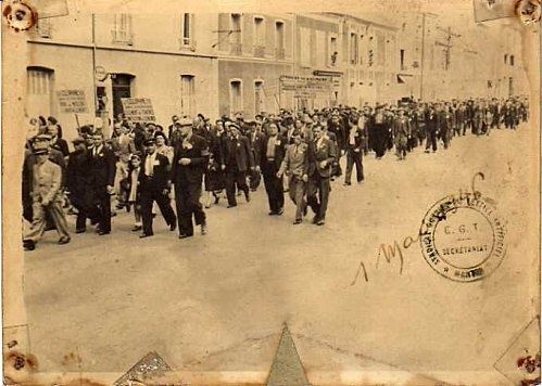 Défilé du premier mai 1946 dans les rues de Mantes