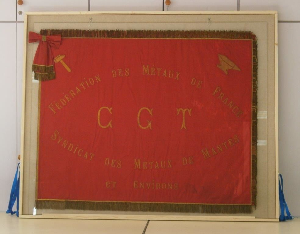 Le drapeau rouge des métallos CGT de la région mantaise