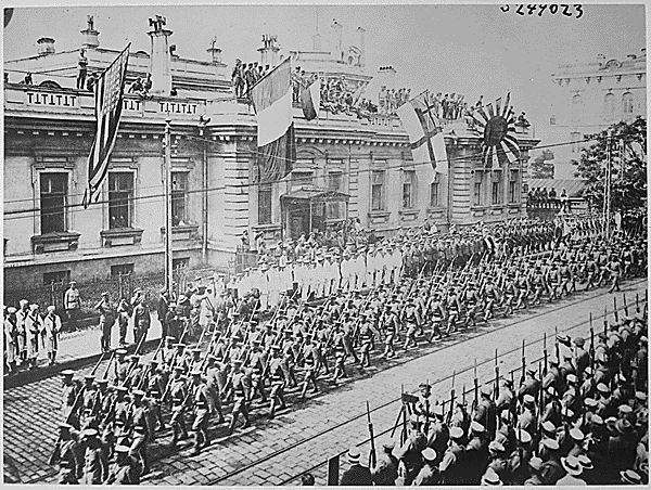 Troupes alliées (américaines, françaises, britanniques et japonaises) lors d'une parade à Vladivostok en 1918.