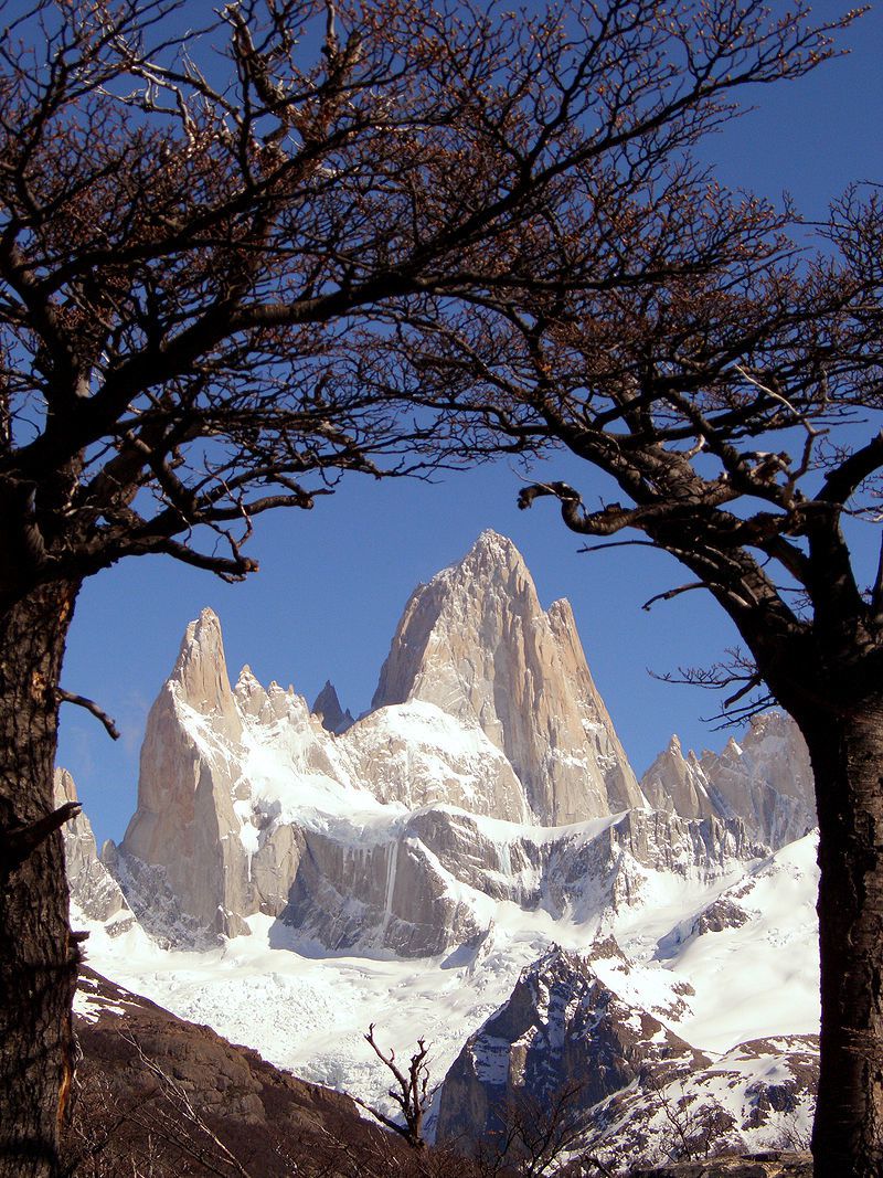 Vue du mont Fitz Roy ou Chalten en province de Santa Cruz, à la frontière chilienne Par Jenny Mealing(colour balans adjusted by Lycaon) — flickr.com, CC BY 2.0, https://commons.wikimedia.org/w/index.php?curid=1043601