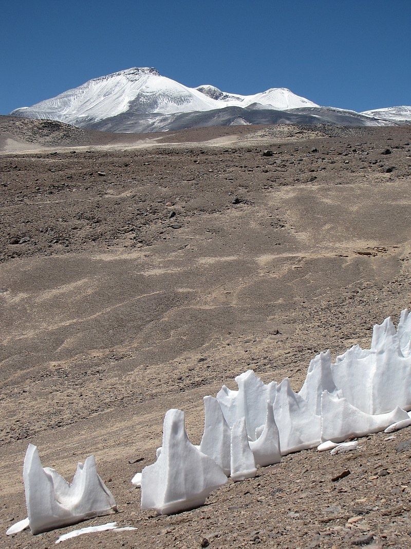 Par sergejf — Penitentes with the Ojos del Salado volcano in the background, CC BY-SA 2.0, https://commons.wikimedia.org/w/index.php?curid=61945283