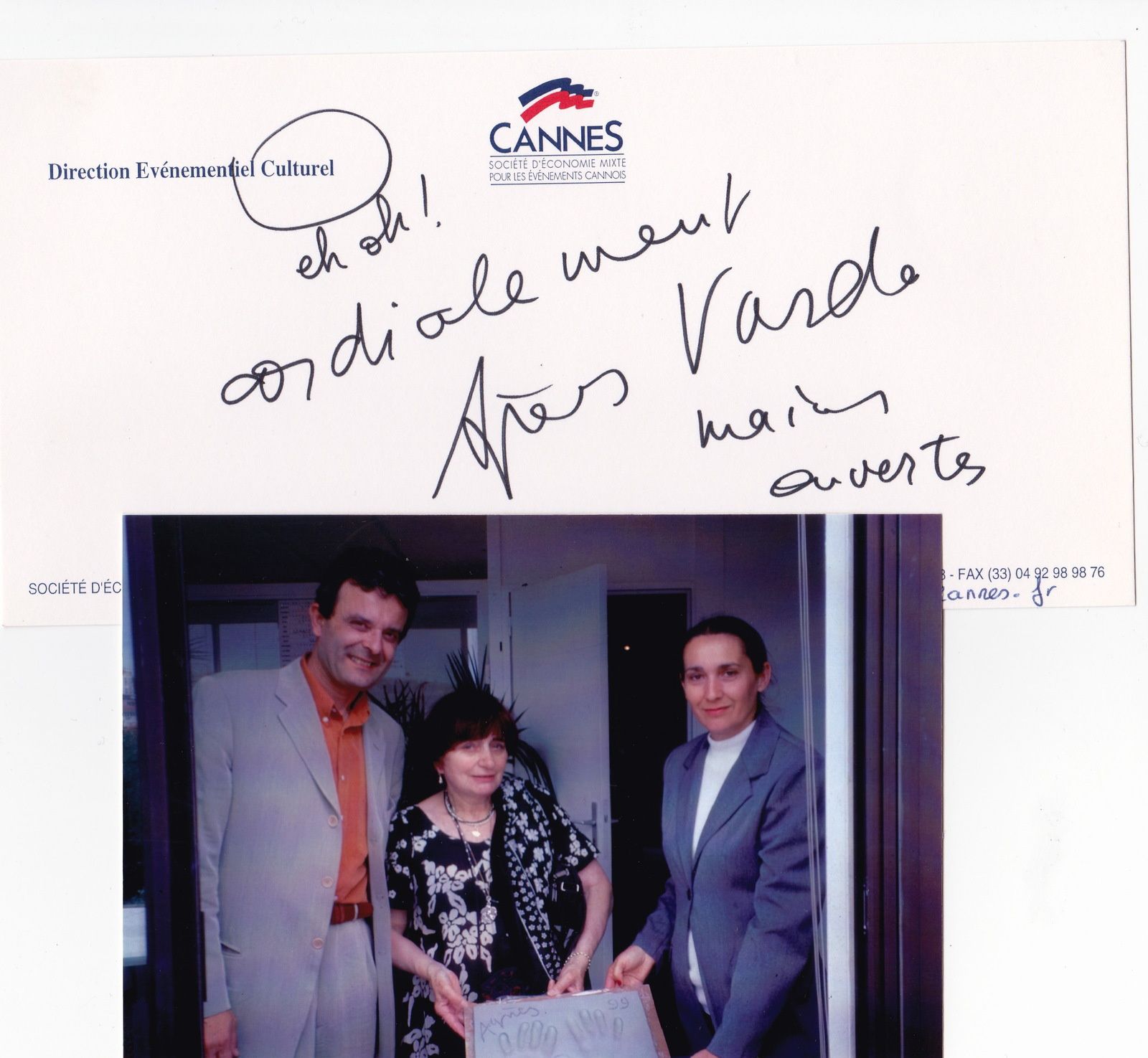 Au moment de l'autographe, elle s'amuse avec le mot culture, comme une gamine riante d'une bonne blague à l'histoire.