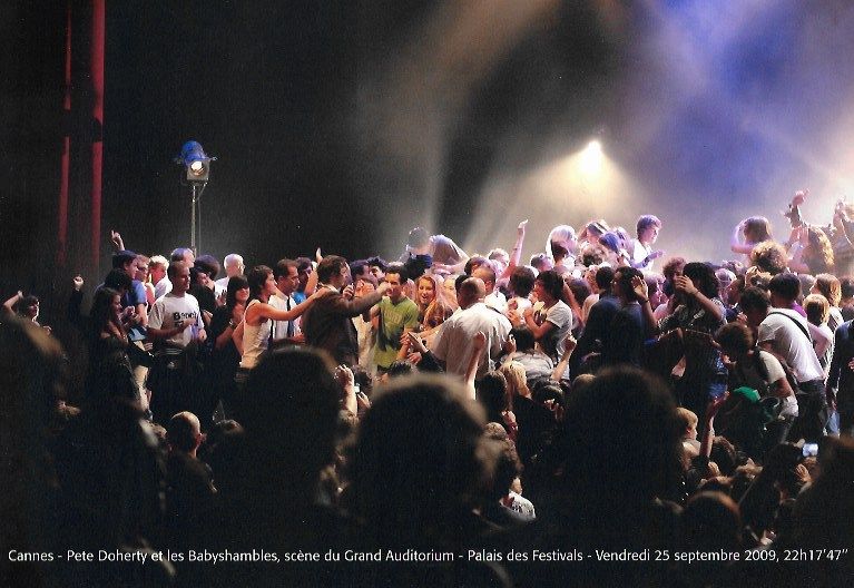 ... et rebelote pour la sécurité du Palais quand Pete Doherty, se sentant seul, invite ses fans sur la scène. Certaines avaient anticipé en lui jetant leurs petites culottes (sic) ! Las ! Il y perdra un morceau de son oreille et la boucle qui y était attachée ! La vie de rock-star n'est pas toujours simple !