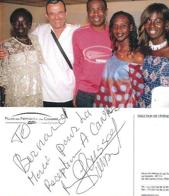 Youssou N'Dour avec ses belles fans africaines en tenues chamarrées !
