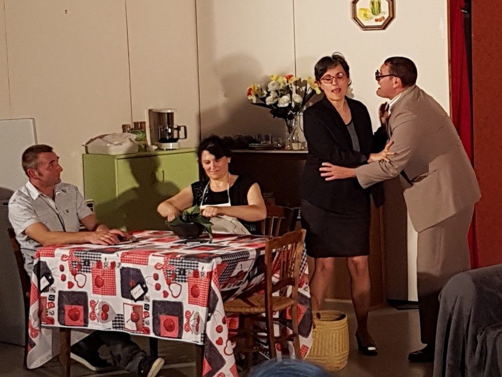 Avec le théâtre de Chassignolles à Châteaumeillant.