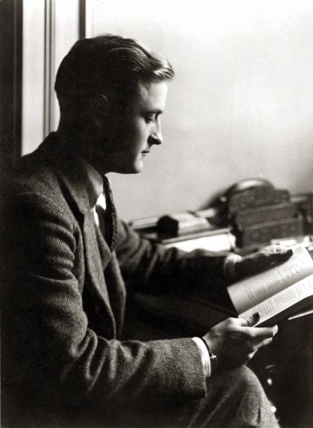 portrait photographique en noir et blanc de l'écrivain F.Scott Fitzgerald. Avec l'aimable autorisation de la Minnesota Historical Society