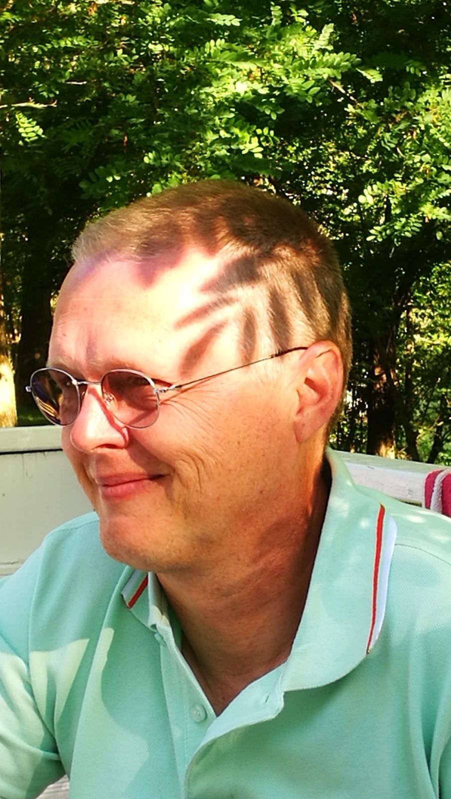 au petit matin LUDO "dit la crevette mi-cuite" qui se prend pour CESAR (pas l'artiste)