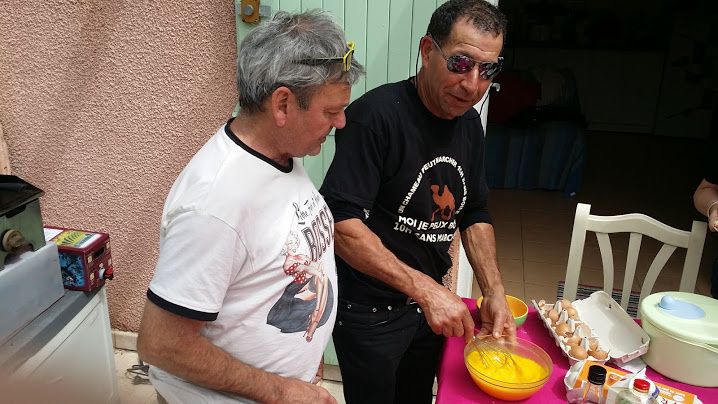 repas sur la terrasse Momo à la battue on fait cuire et Frédo qui met le feu et me brûle tous les poils