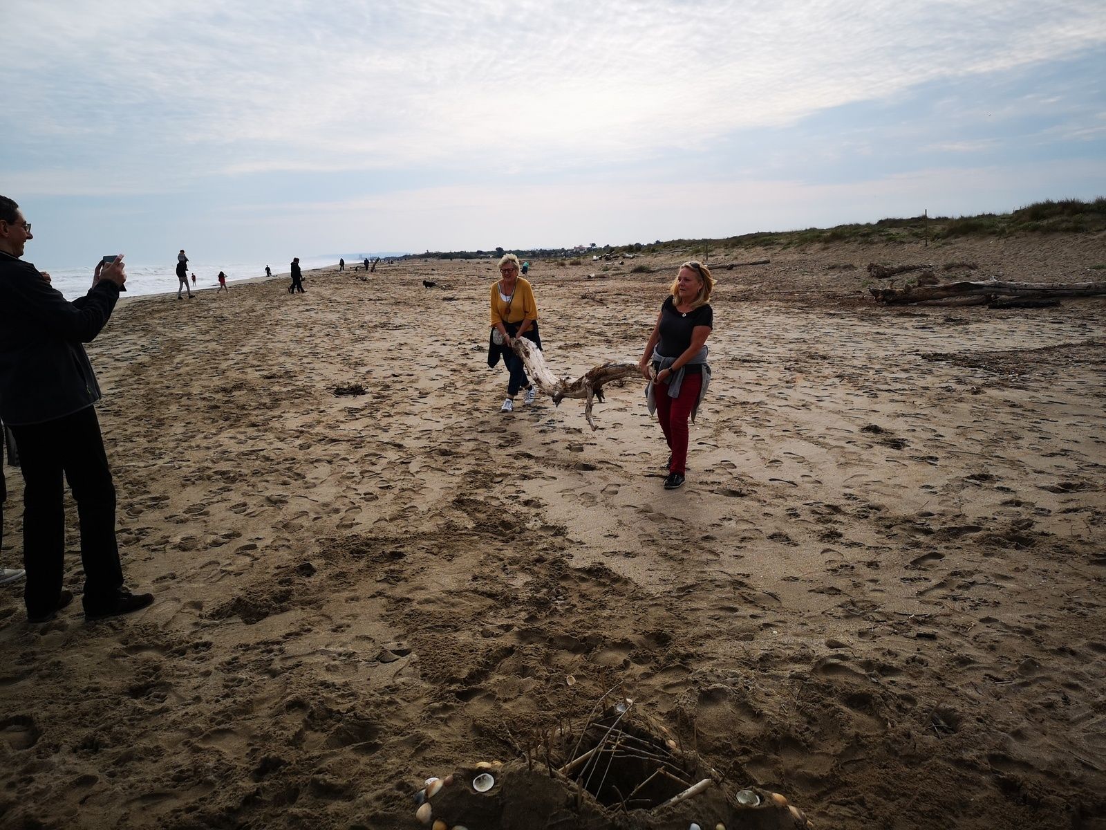 les filles ramassent du bois flotté pour la déco (pas pour les grillades)