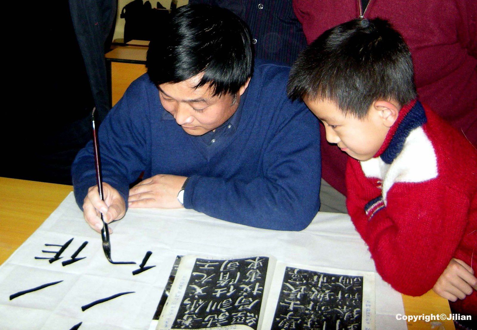 A l'école de calligraphie de Pékin - 北京书法学校, il y a quelques années (cela n'existe plus maintenant) des cours étaient organisés le dimanche pour les amateurs. J'étais la seule femme et la seule étrangère à assister au cours. L'école n'est maintenant ouverte qu'aux étudiants..