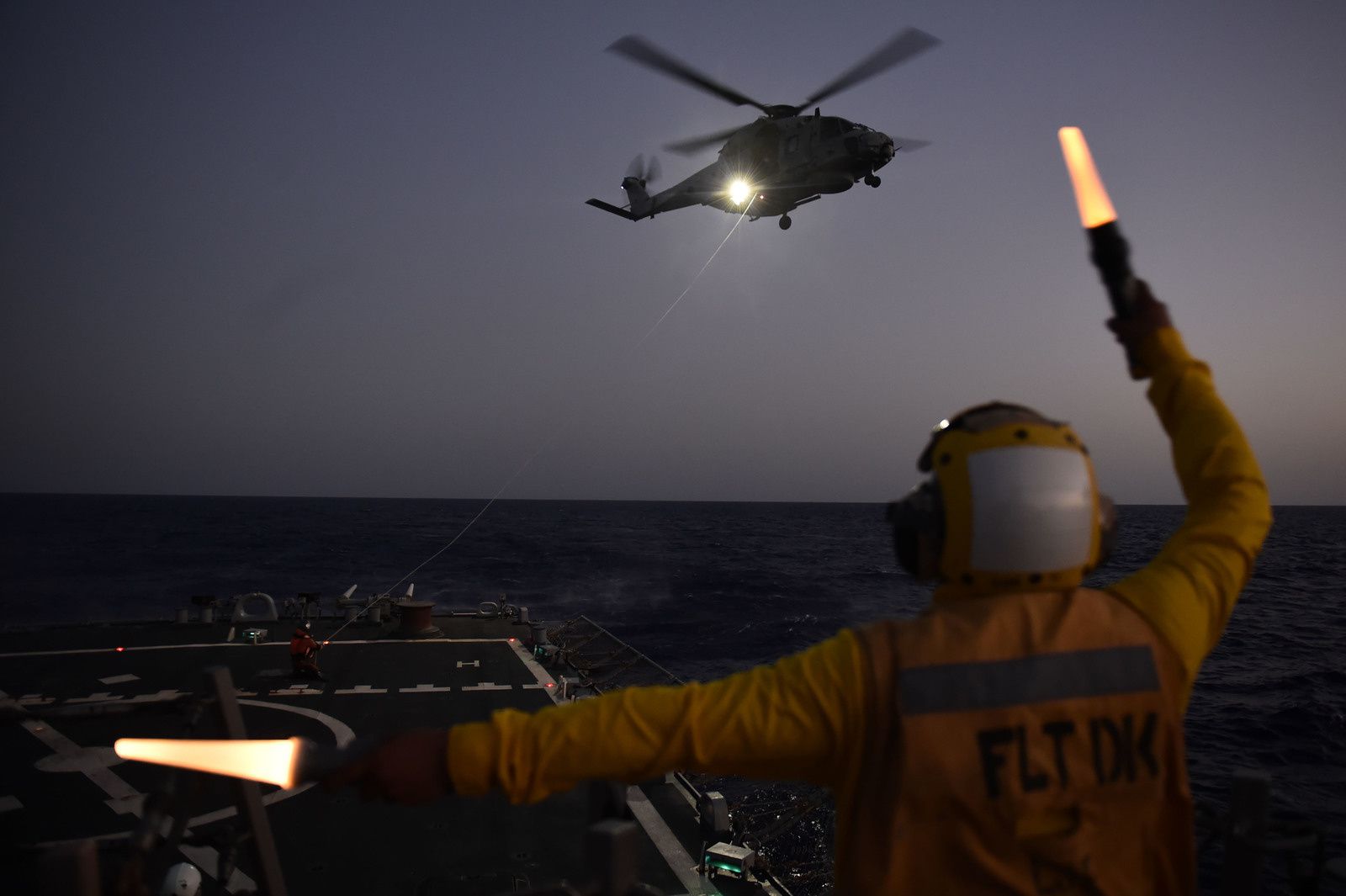 © US Navy - Le NH-90NFH Caïman du GAN s'apprête à apponter, de nuit, sur le pont de l'USS Ross.