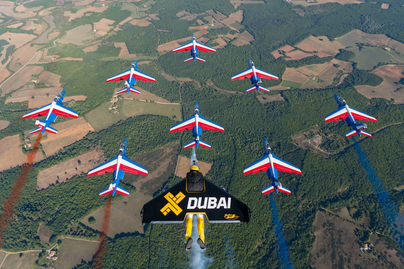 PHOTO - VIDEO : La Patrouille de France vole en formation avec les Jetmen