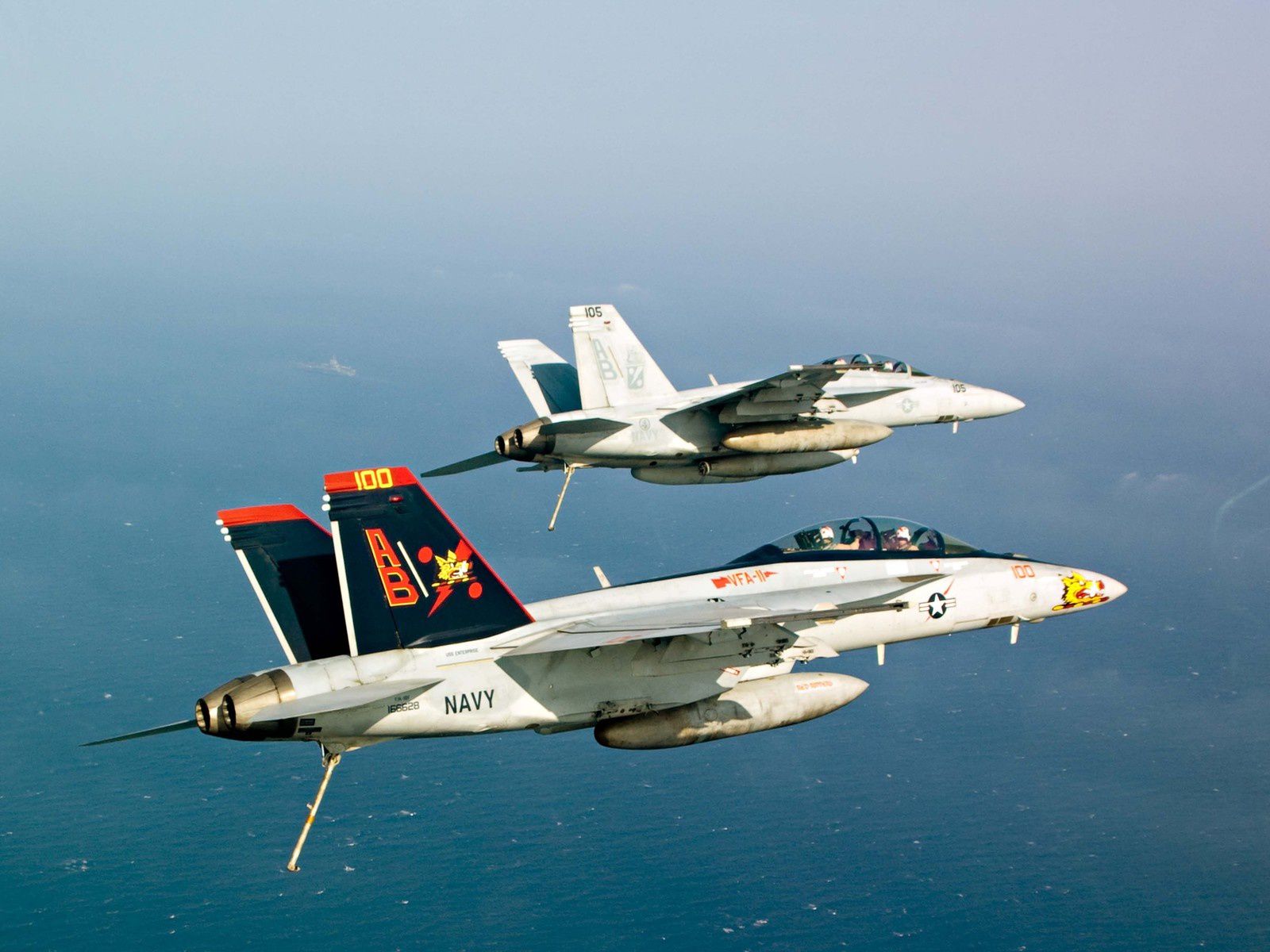 © US Navy - Deux F/A-18F Super Hornet de l'US Navy du VFA-11 survolent le porte-avions USS Enterprise (CVN 65).