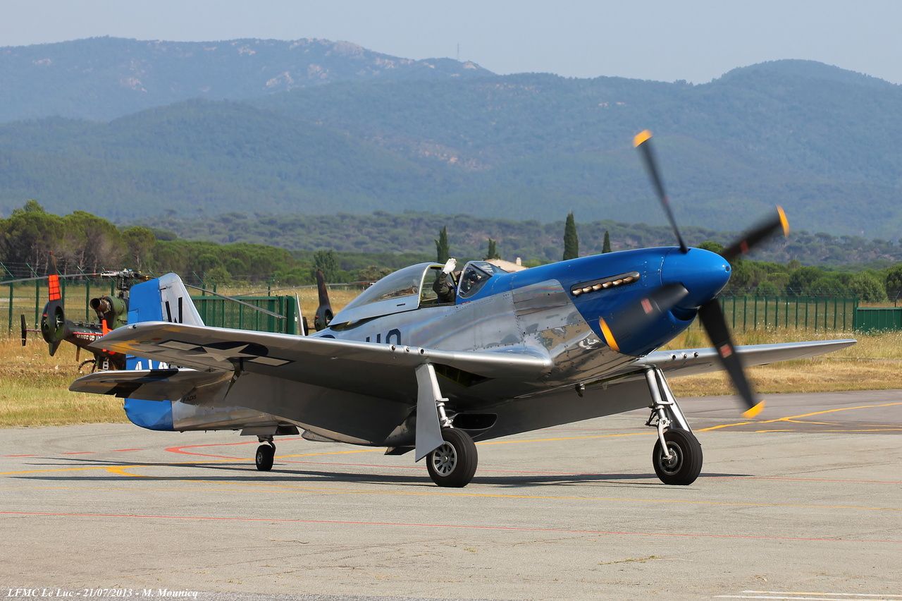 Avant le Sabre, Frédéric Akary était le propriétaire du North American P-51D-25NA immatriculé F-AZXS, vu ici au Luc en 2013.