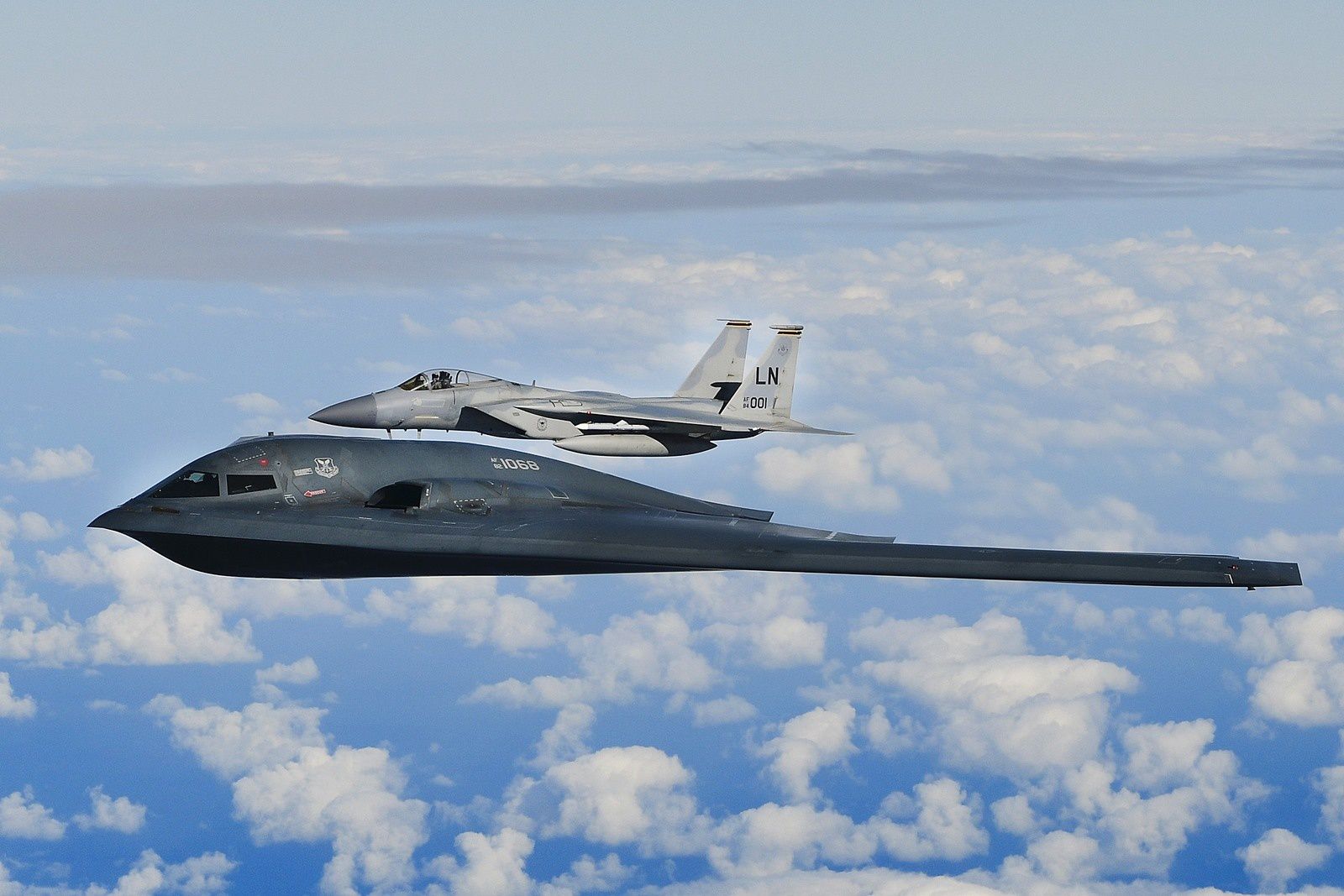 PHOTOS - Des B-2A Spirit poursuivent leurs opérations en Europe avec des F-35B et F-15C Eagle