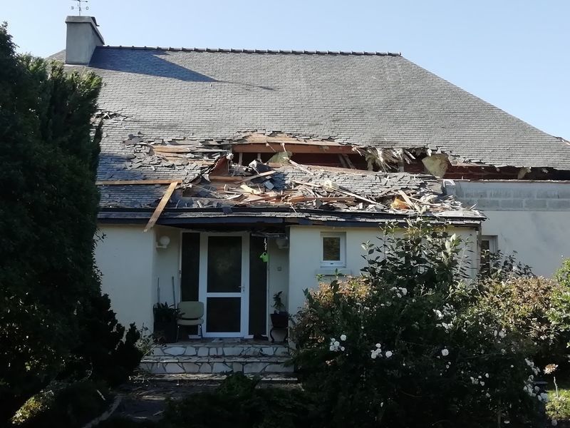 © Cindy Le Gloanic / Facebook - Les débris du F-16BM et les dégâts sur la façade de la maison endommagée dans le crash.