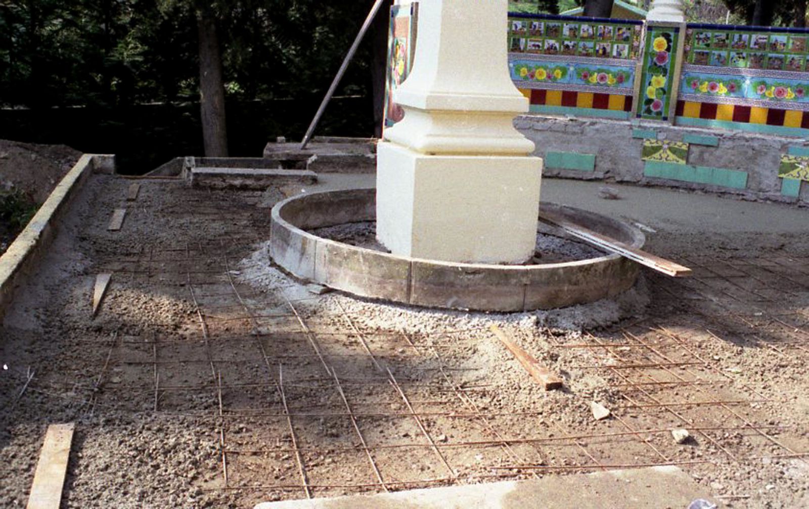 Olivier Oliviero au chevet de la fontaine Cervantes à Fontana Rosa