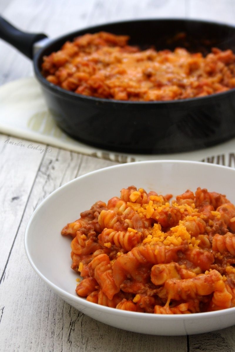 One pot pasta à la sauce tomate, boeuf haché et cheddar - Amandine Cooking