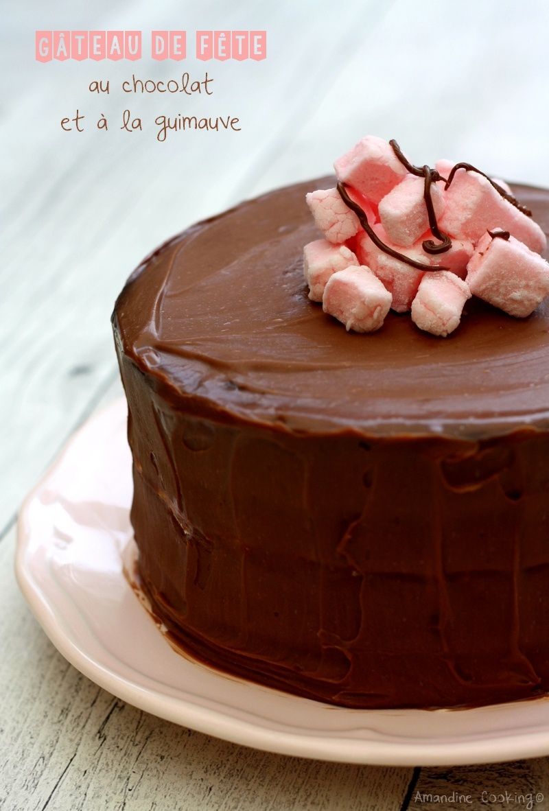 Gâteau à la crème en bois pour fête d'anniversaire, cuisine