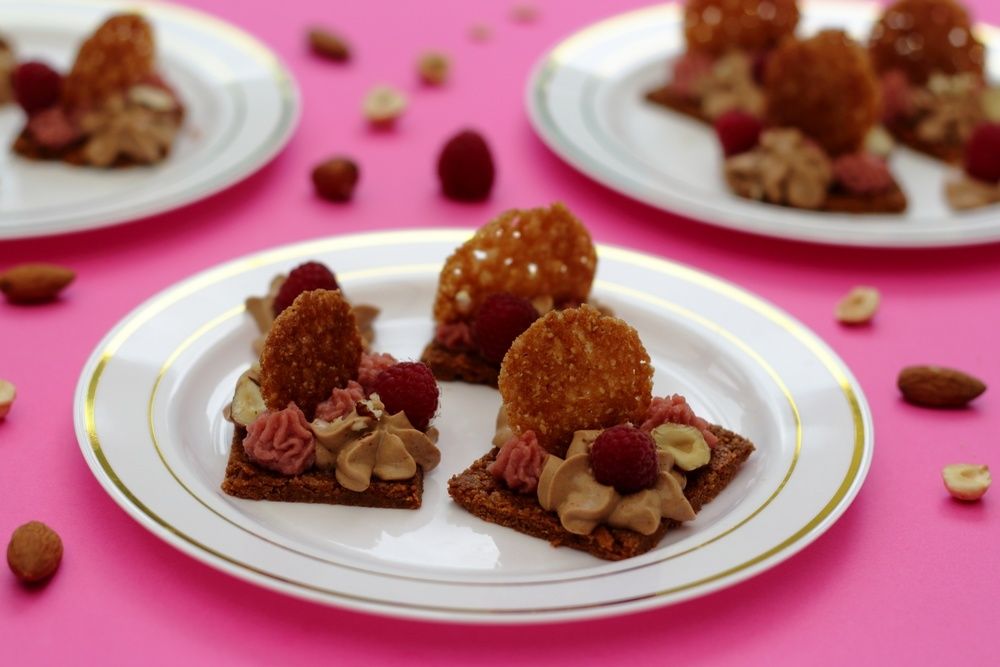 gâteau croustillant aux framboises, amande et gianduja