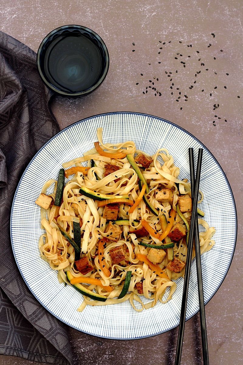 Wok végétarien: nouilles, tofu, courgette et poivron - Amandine Cooking