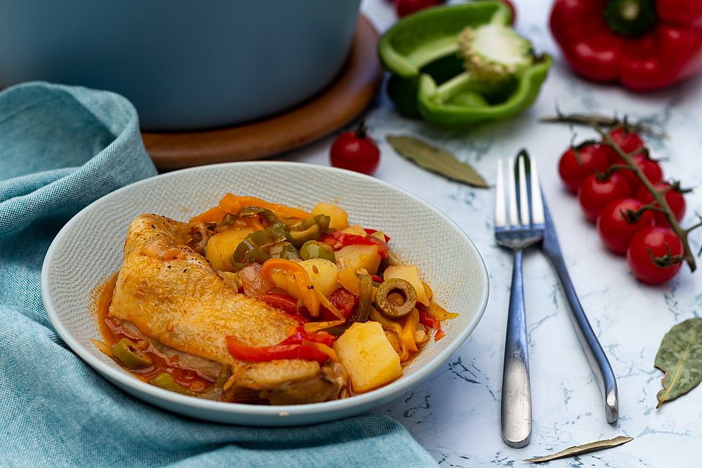 Cuisses De Poulet Aux Poivrons Tomates Et Pommes De Terre