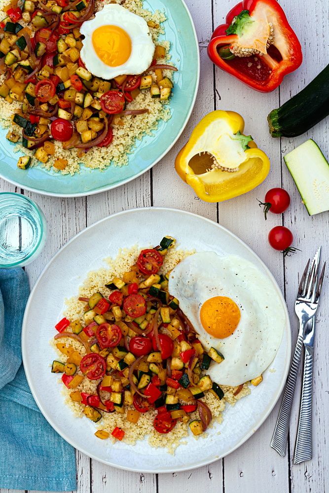 Semoule légumes d'été épices oeuf sur le plat