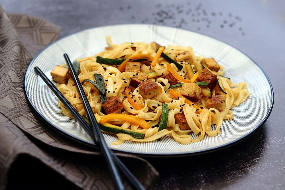 Wok végétarien: nouilles, tofu, courgette et poivron - Amandine Cooking