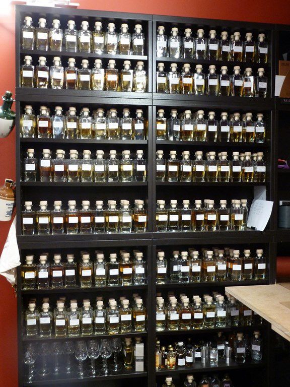 Plus de 300 flacons de dégustation pour découvrir LE whisky qui vous correspond.