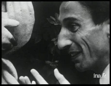 Ivan Illich interprète le mythe de Pandora dans un entretien télévisé avec à Jean-Marie Domenach, en 1972. Sur le ventre de Pandora, l'image du Serpent à tête de mort. Source des images: captures d'écran.