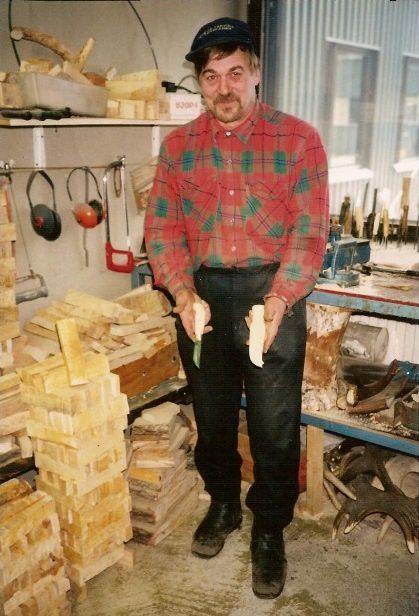 Johantsi Hurre dans son atelier à Ilomantsi, en Carélie finlandaise (fin janvier 1996). Le puukko qu'il montre est le mien, sauf l'étui que je n'avais pas acheté parce que trop cher. Photo: P.O.Combelles