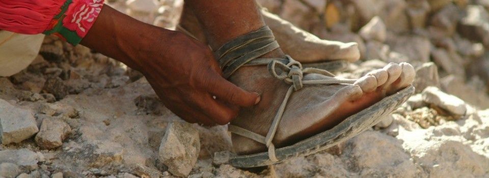 Sandales "huarache" des Tarahumara du Mexique. Semelle en pneu et courroie en cuir.