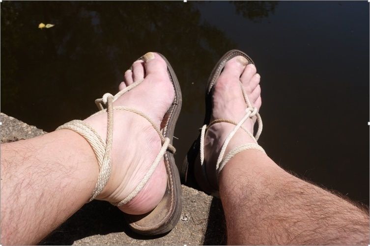 Mes huaraches expérimentales fabriquées avec des semelles de vieilles sandales militaires et de la corde de filets de pêche très solide trouvée sur une plage après une tempête.