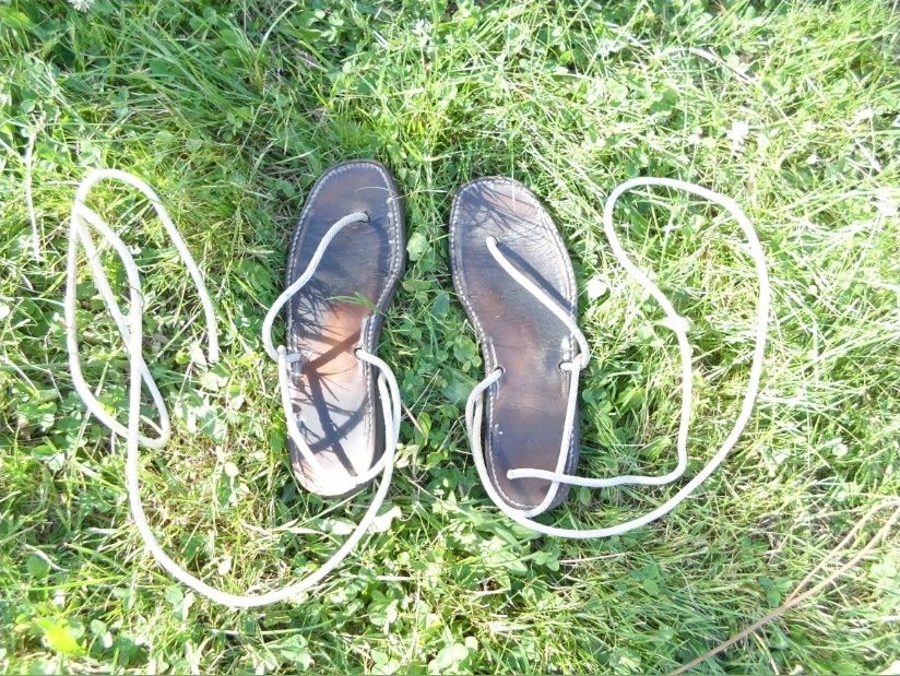 Mes huaraches expérimentales: dessus. La corde (qui en principe doit être une courroie de cuir)