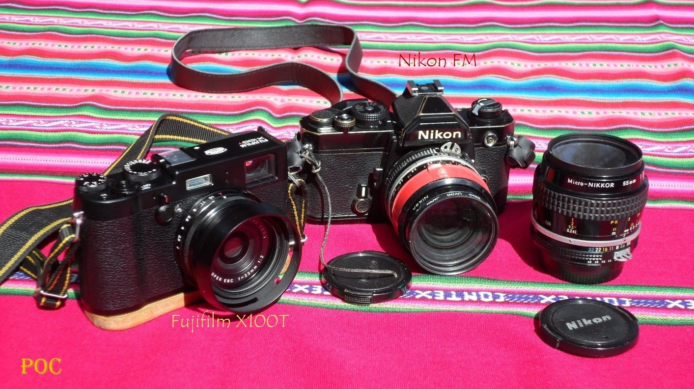 Mon Nikon FM à droite avec ses deux objectifs: Nikkor 35mm 1:2 et Nikkor Macro 55mm 1:3,5. A gauche: le Fujifilm numérique X100T. Entre les 2: 40 ans. Le réflex Niko fonctionne toujours parfaitement.