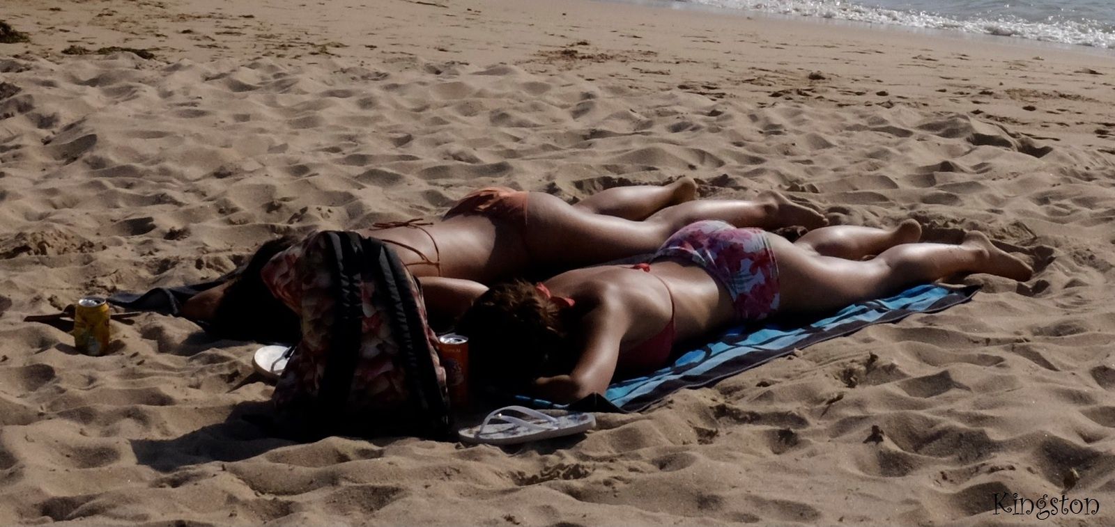 Ces jeunes et ravissantes popa'a qui bronzent au soleil sur une plage européenne ne seront jamais des vahinés, au grand dam de leurs soupirants... Photo: Kingston.