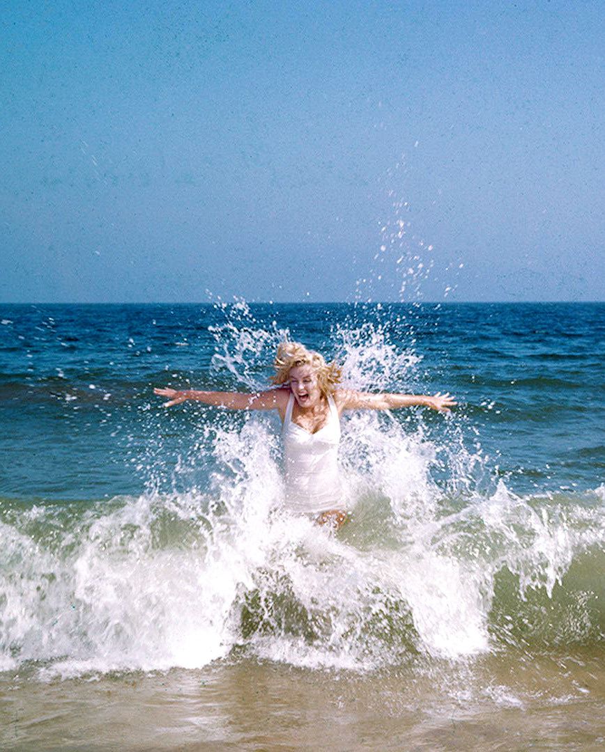Il n'y a qu'a s'inspirer du passer pour savoir comment surmonter la canicule comme Marilyn boire frais et baigner son corps dans l'eau