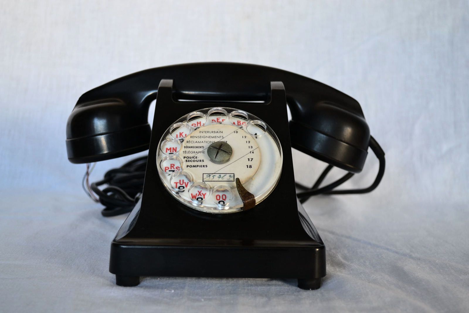 Téléphone à cadran en bakélite noire vintage 1964 PTT, avec écouteur. - Art  et Vintage