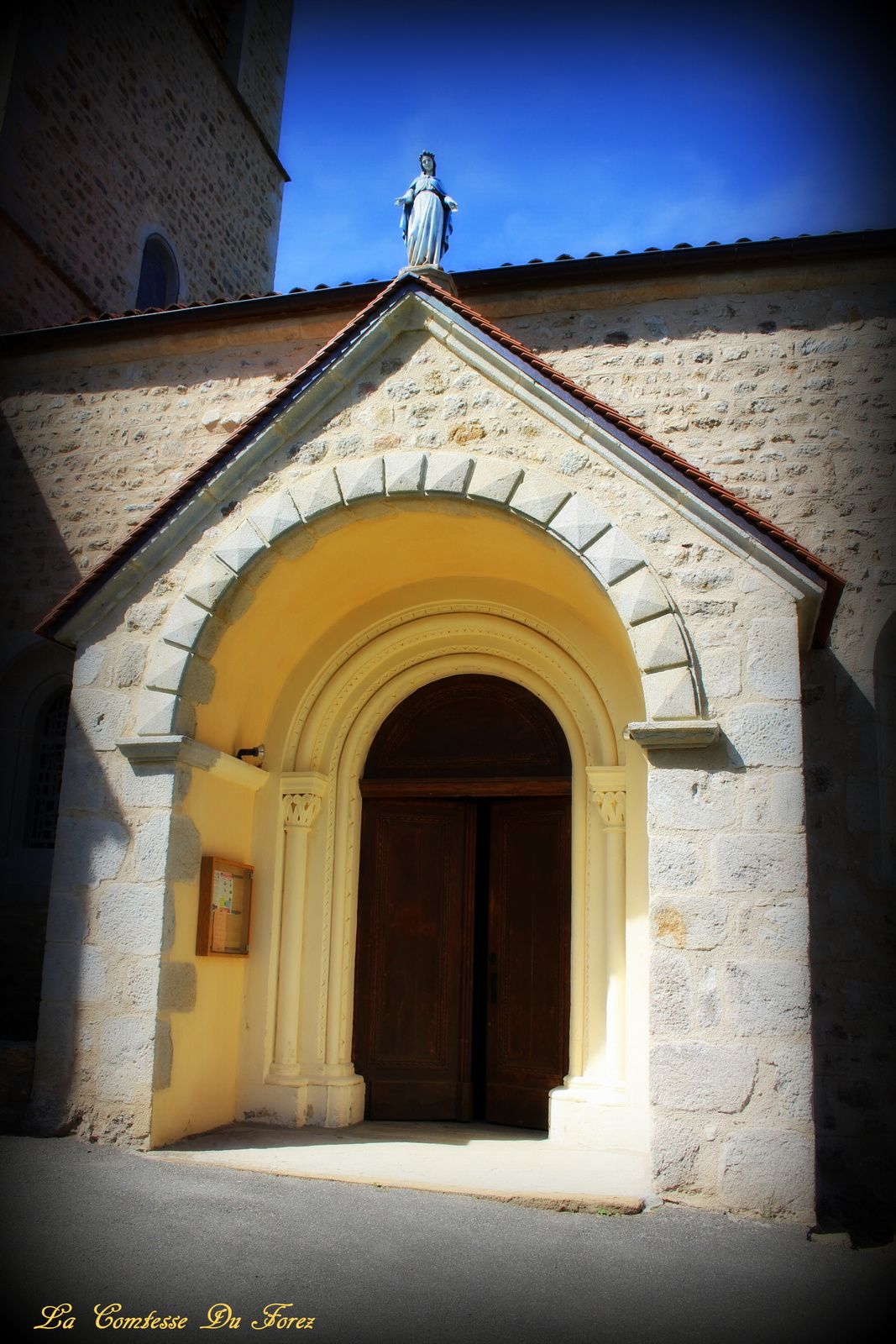 L’église Saint-Etienne sur la commune d'Ecotay L'Olme (42600, Loire)