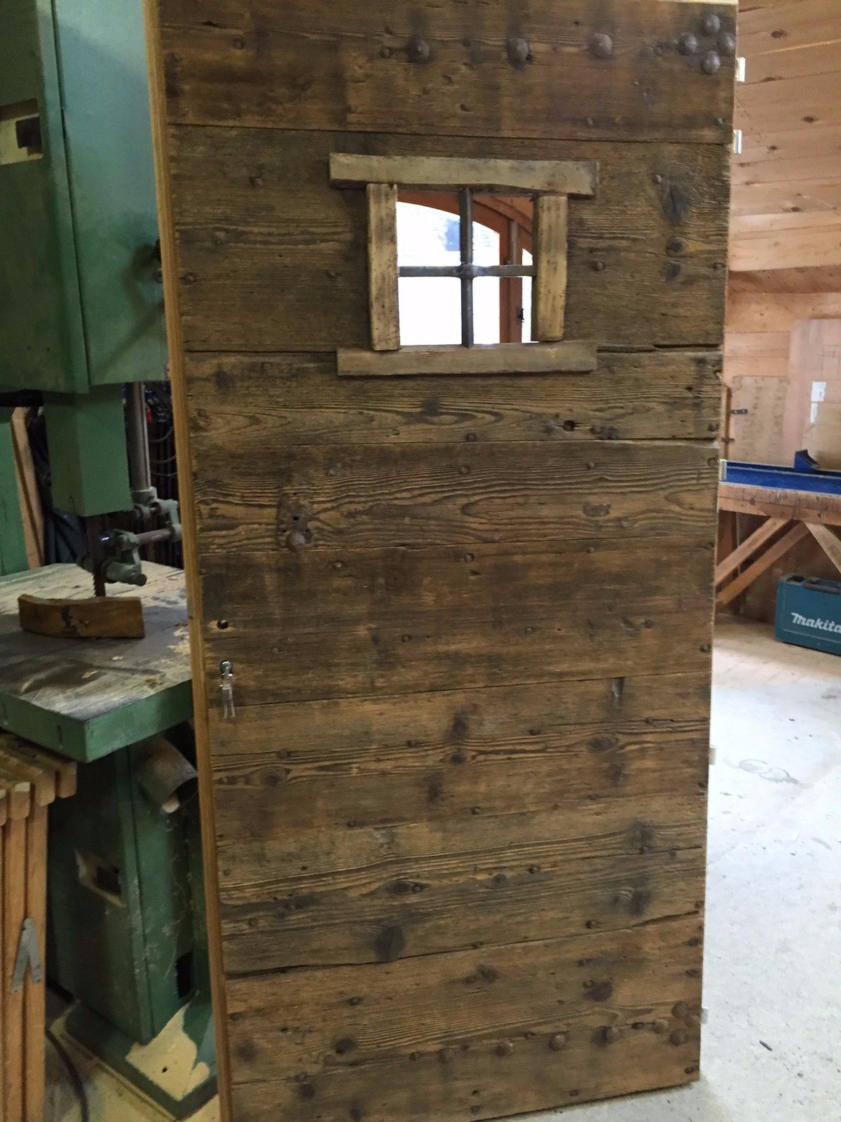 Fabrication porte d'intérieur en d'entrée en vieux bois - Menuiserie "Le  bois des huiles" : Christophe Guillard, votre artisan menuisier sur mesure  - 73110 Bourget en huile (Savoie)