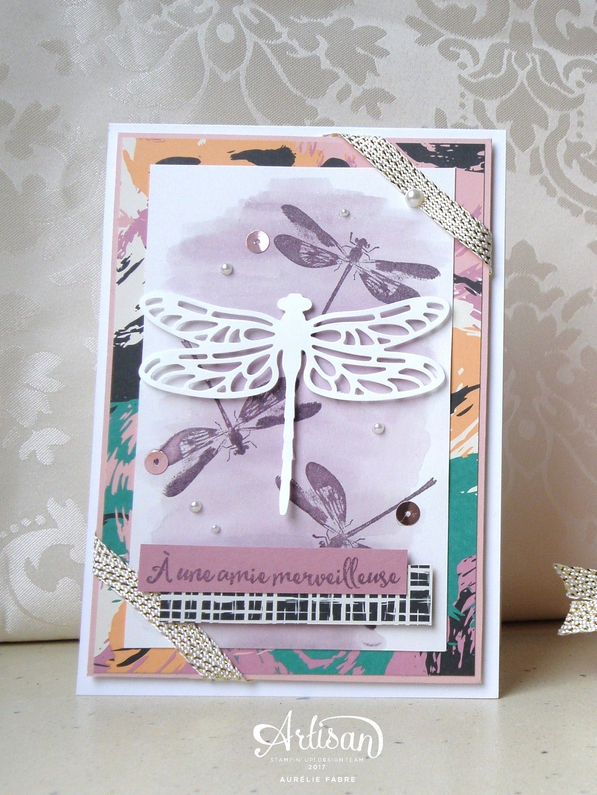 Papier : Murmure Blanc, Fleur de Cerisier, Sorbet aux prunes, Bloc de papier design Palette d'artiste, Papier Miroitant. Encres : Prune Parfaite. Set : Awesomely Artistic, Songes de Libellules. Accessoires : Perles, Galon sequins Fleur de Cerisier, Ruban métallisé SAB