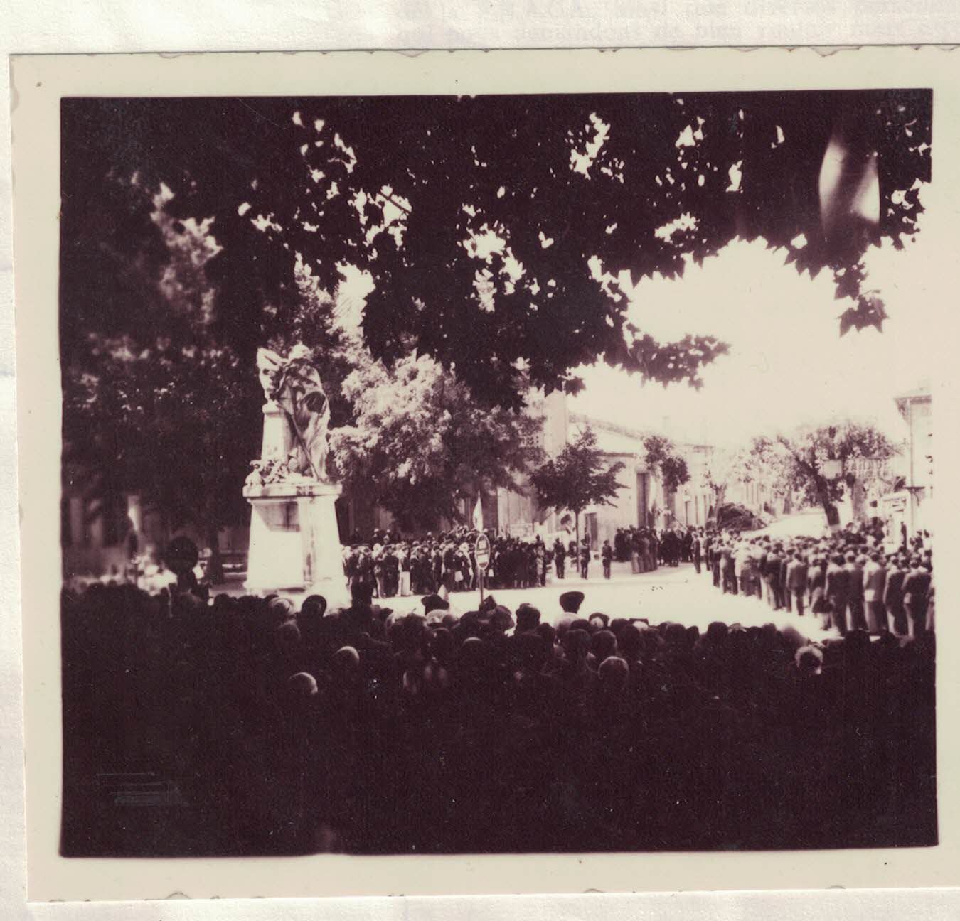 Première commémoration le 12 juin 1945 - Devant le Monuments aux morts des guerres de 14/18 et 39/45