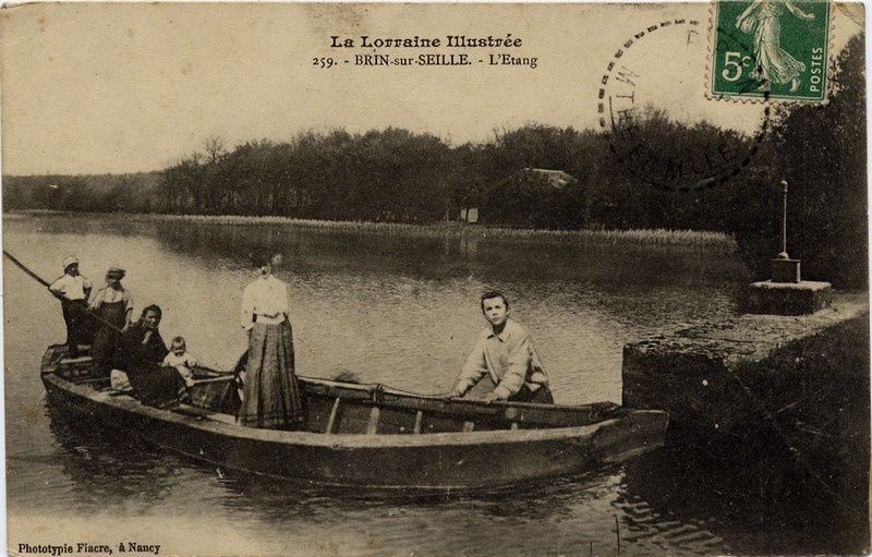 Je crois que cette carte postale est un montage photographique.