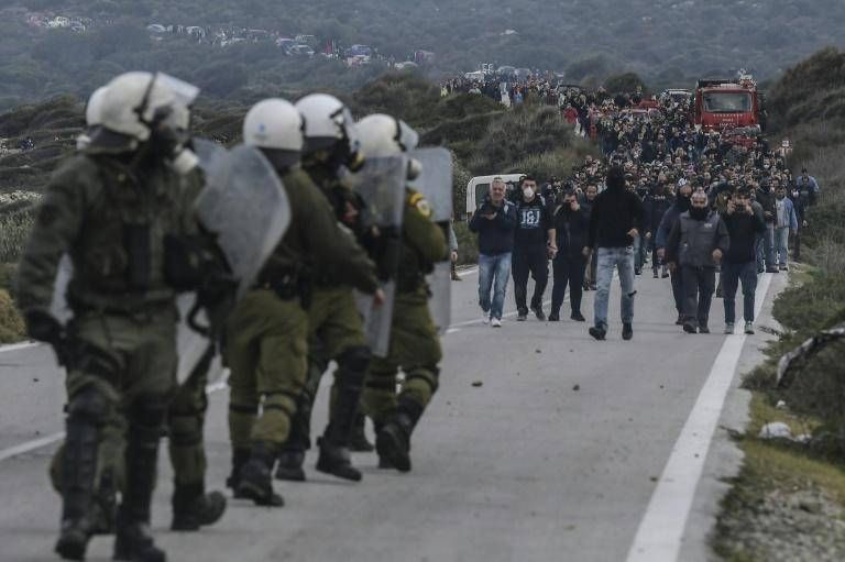 Lesbos : la police face à des manifestants opposés à la construction d’un centre pour « migrants »