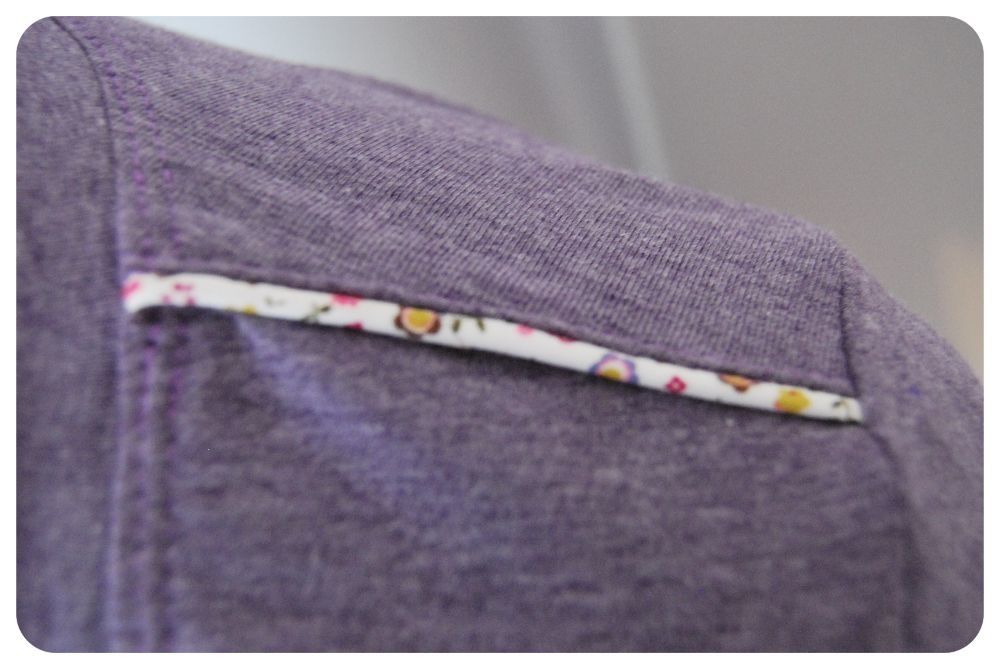 Détail du passepoil cousu aux épaules