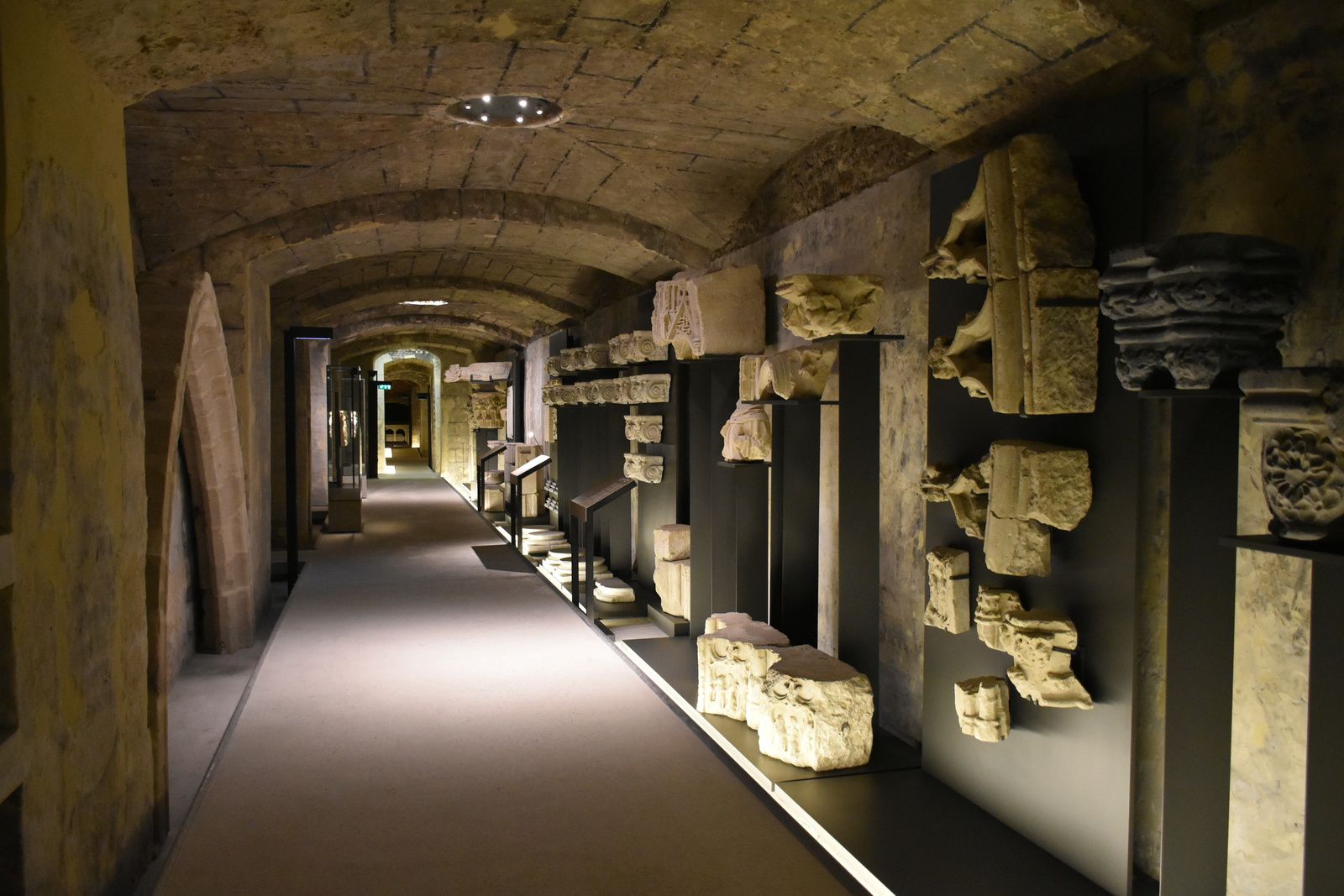 crypte de Boulogne sur mer  - 4  -  Golgotha et sculptures