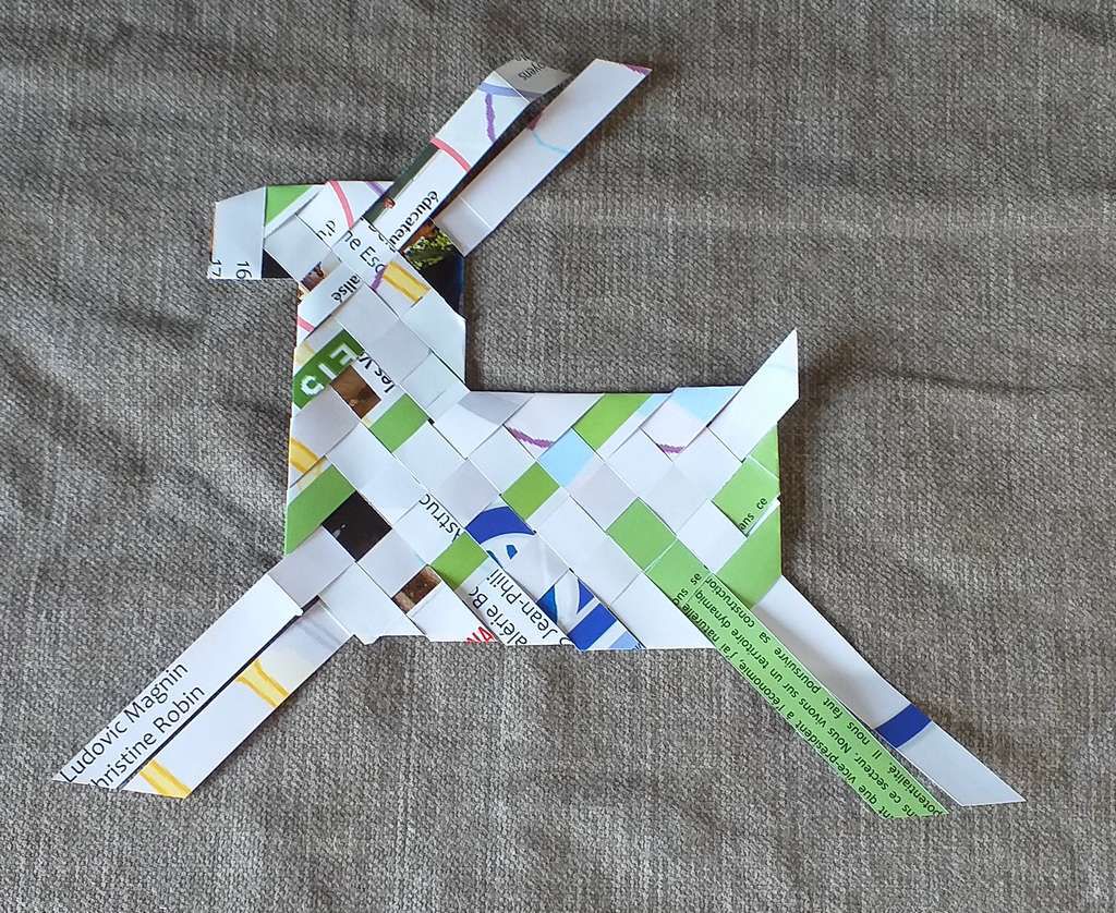 Renne en bande de papier en origami