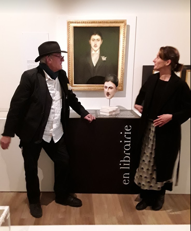 Camille Cottin et son père à Illiers Combray devant le buste de Proust