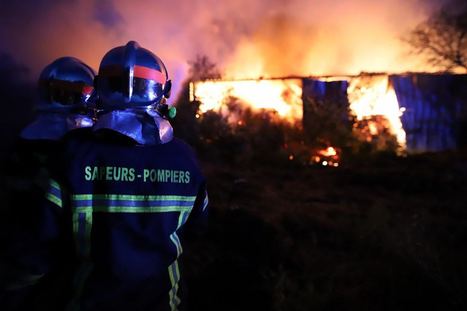 Marans (17) - les pompiers combattent un incendie d'un bâtiment de 800m²